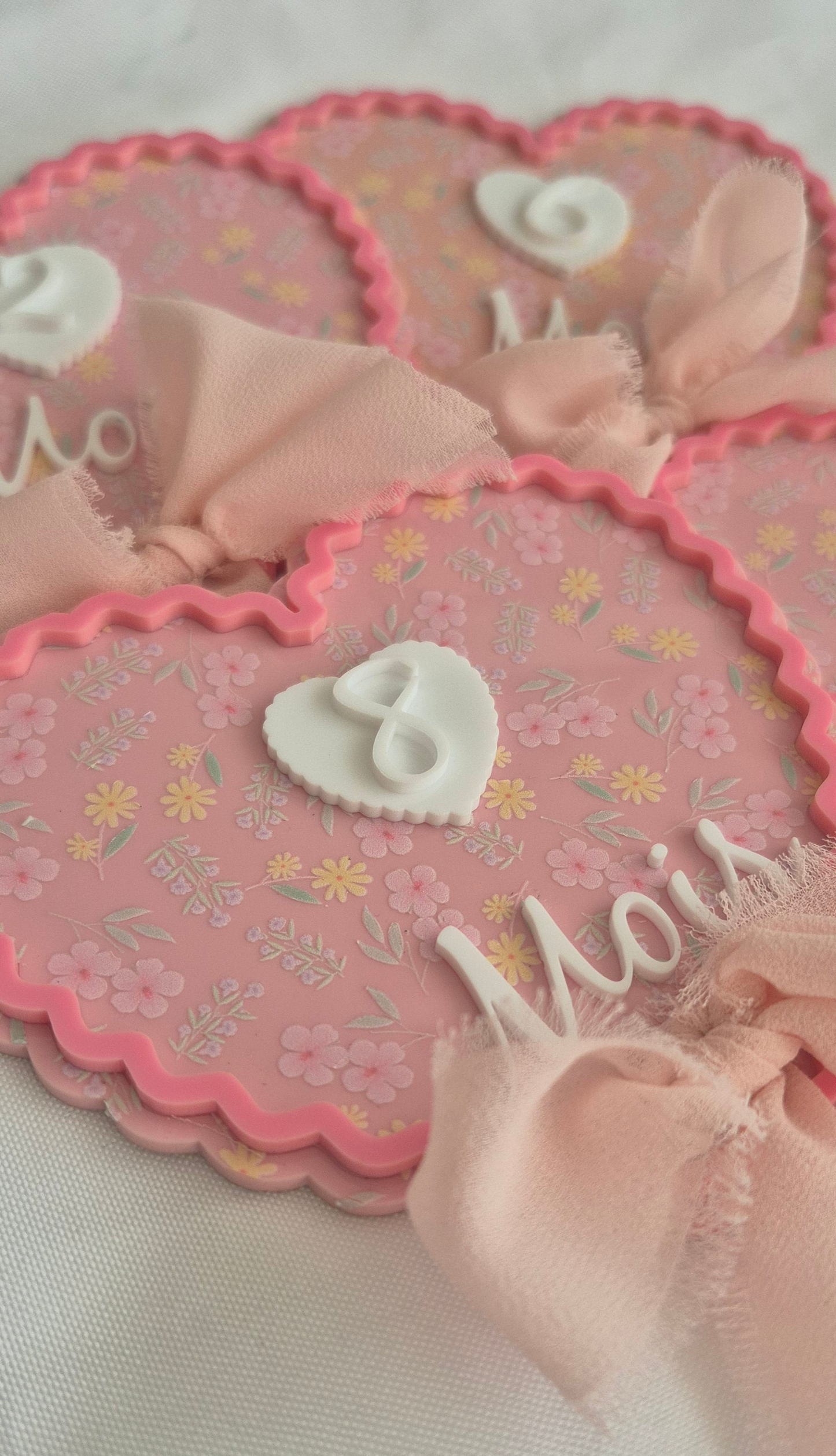 Jalons Bébé Mois en Acrylique – Lot de 12 Cœurs Fleuris Roses
